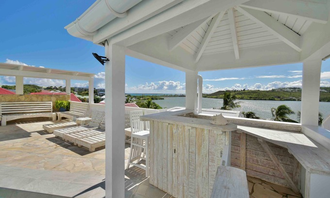 Orient Bay Bed & Breakfast | Single room with pool 5 min from Hope Estate