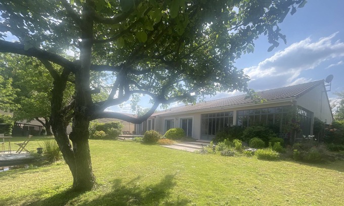 Loudun House | Single storey PMR access with swimming pool in the countryside