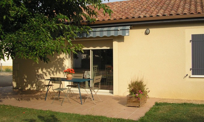 Lalinde House | Single-storey residential house overlooking shady park.