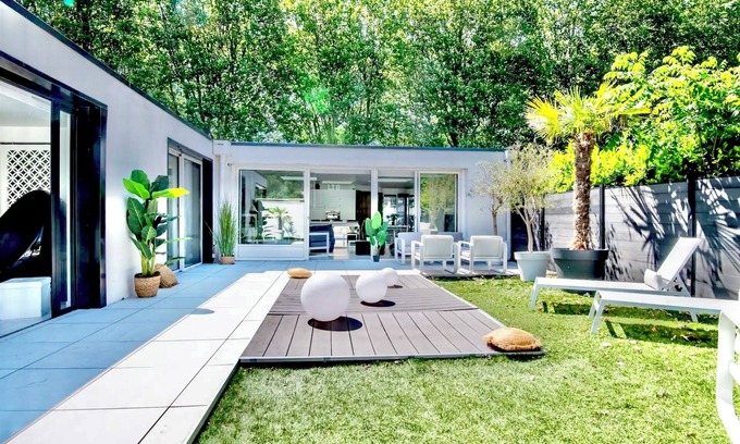 Mons-en-Baroeul Villa | Single-storey, stairless villa with jacuzzi, parking and garden