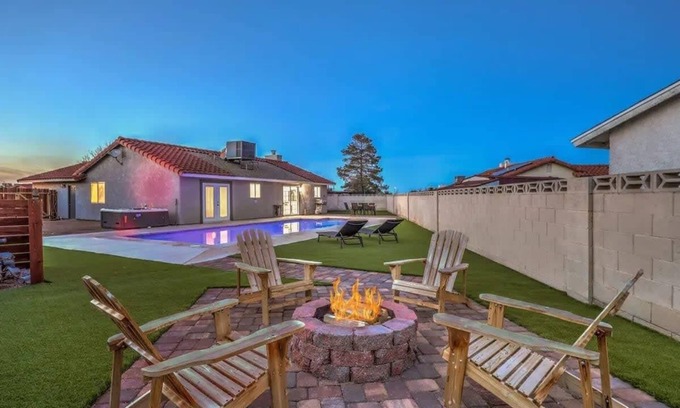 Henderson House | Single-Story 3BR w/Pool, Hot Tub, Firepit & Grill
