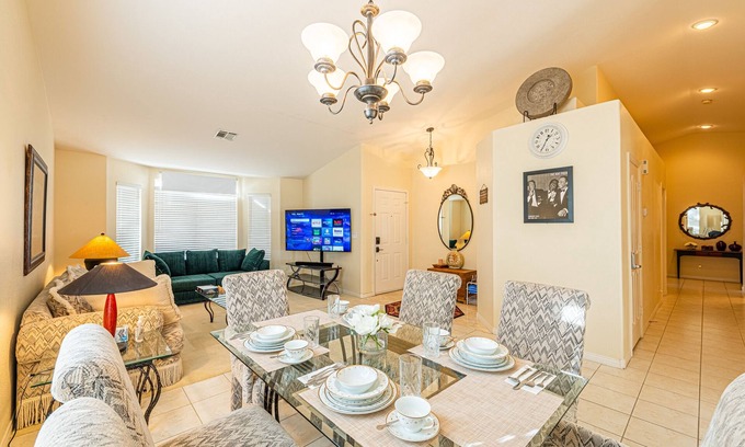 Spring Valley House | Single Story ! 4K beds! w/strip view, 15min to strip/conv. & Airport.