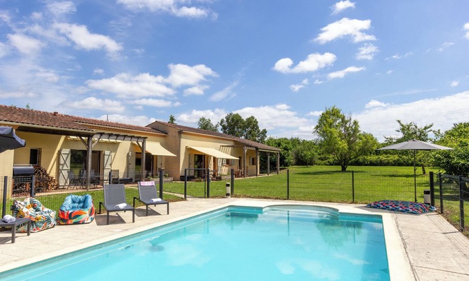 Allemans-du-Dropt Villa | Single-story spacious villa, secure gated and alarmed pool, walk into village.