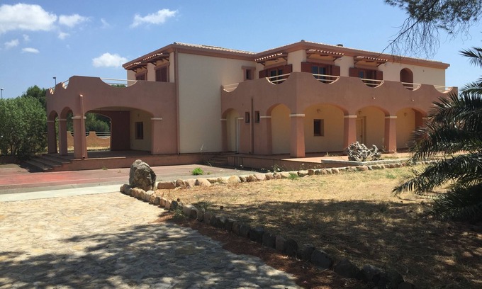Quartu Sant'Elena Villa | Single villa with tennis court and garden