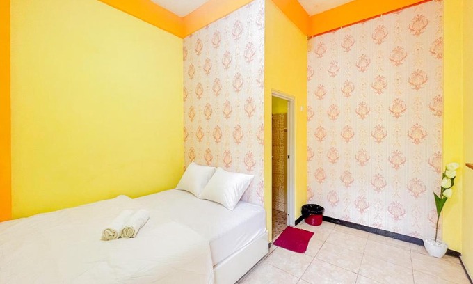 Mojokerto Hotel | Sion Homestay Mitra RedDoorz near Terminal Kertajaya Mojokerto