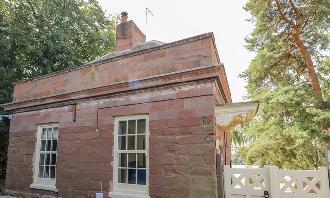 Iverley Cabin | SION LODGE, pet friendly, with hot tub in Belbroughton