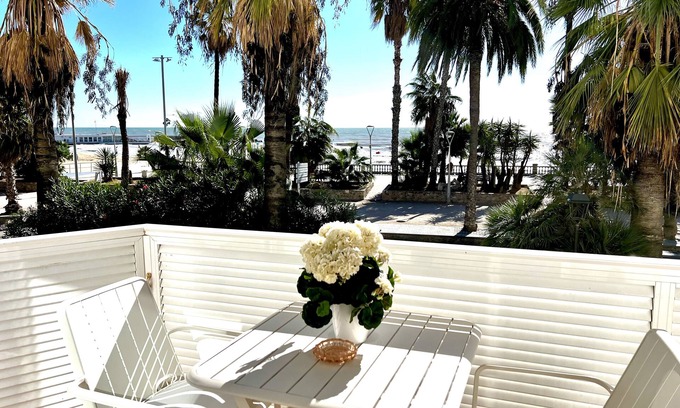 Sitges Town Center Apartment | SITGES SEAFRONT - Wake up in front of the sea in the center of Sitges
