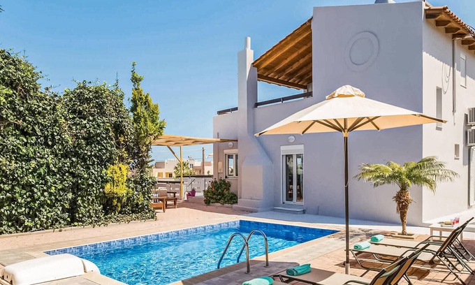 Adelianos Kampos House | Situated at the end of a small no-through road on the outskirts of Adelianos Kampos, everything you