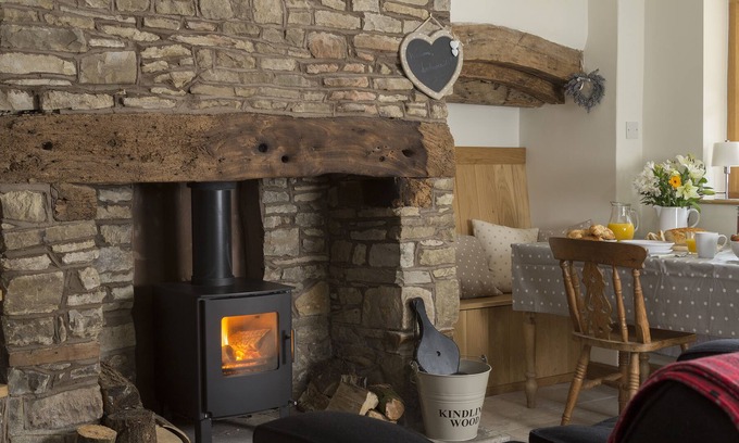 Wall-under-heywood Cottage | Situated on the edge of the Shropshire Hills, New Inn Cottage, a 2 guest holiday home provides excel