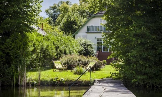 Zeuthen House | Situated on the peninsula, with private lake access