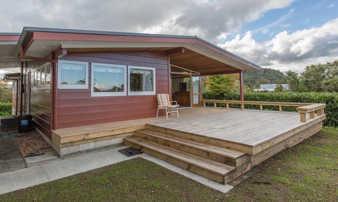 Kuratau Cottage | Sixties Cedar Bach - Kuratau Holiday Home