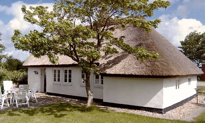 Nykobing Mors Cottage | Skarum, Mors. Beautiful thatchroofed holiday cottage located near the Limfjord