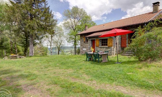 Chalmazel-Jeansagniere Cottage | Ski Chalet: Cozy 3-BR with Fireplace, Near Chalmazel Slopes, Ideal for Families