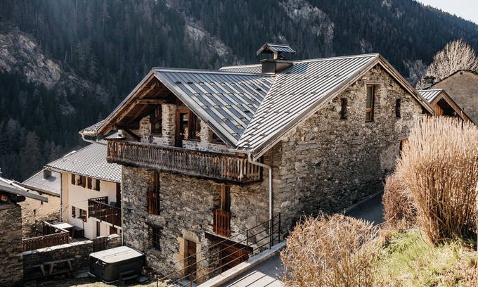 Nancroit Ski Chalet | Ski chalet with mountain view. Shuttle stop at 15mtr, 8min from slopes – PAX 14