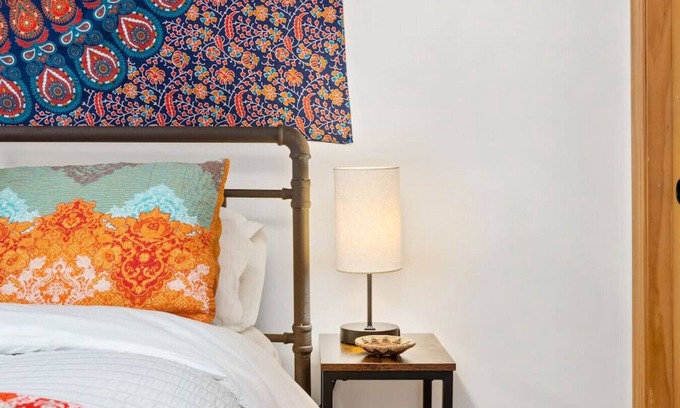 Southside House | Ski Discounts! Eclectic Condo 5-min to Meow Wolf