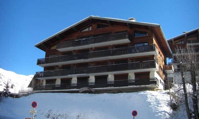 Le Chinaillon Apartment | Ski-In/Out Studio - Sleeps 4 - Garage - Close to ESF & Chairlift - West-Facing Balcony