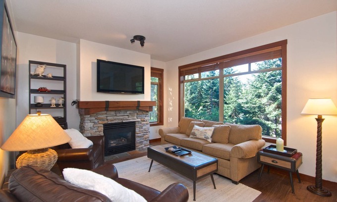Nordic Estates House | SKI IN/SKI OUT Beautiful Family Townhome. Newly renovated, Free parking, one level unit,