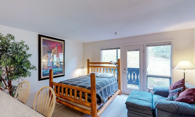 Alyeska Apartment | Ski-in/ski-out condo with amazing mountain views - near shopping & dining