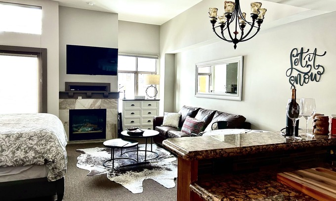 Park City Condo | Ski in Ski Out PENTHOUSE STUDIO w/KING bed at The Canyons!Slope & gondola views!