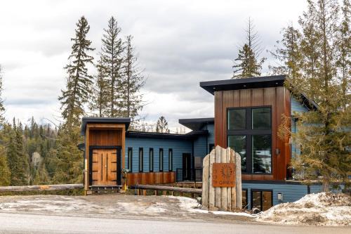 East Kootenay House | Ski in Ski Out with Huge Game Room and Hot Tub