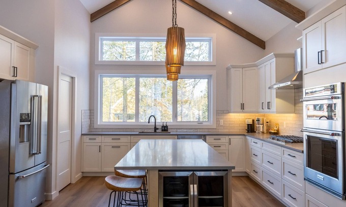 East Kootenay Ski Chalet | Ski In to your Hot Tub and Sauna. Luxurious