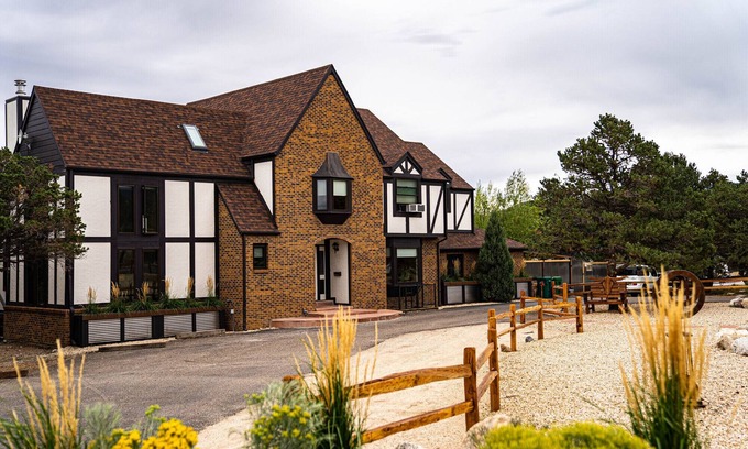 Salida House | Ski Lodge: Ski Rental near Monarch Mountain. Ideal for large groups, bachelor parties, corporate retreats