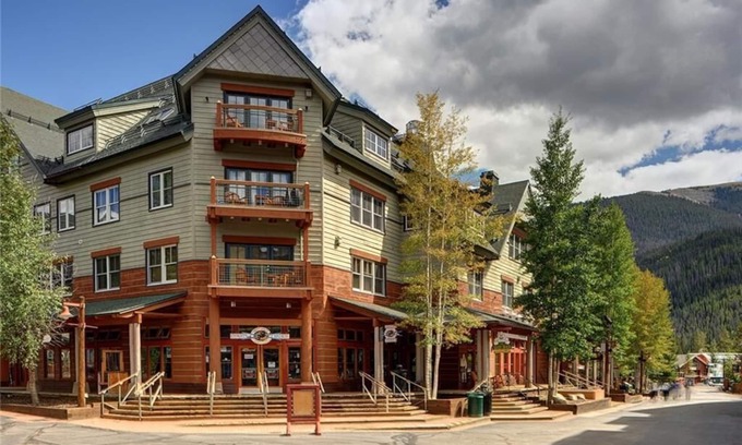 River Run Condo | Skier`s paradise at 2BR Black Bear Condos - 50yds to gondola w/pool & hot tubs!