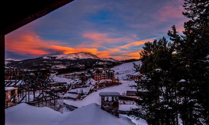 Peak 8 Condo | SkiWatch - Only ski down to lifts and back to the door condominium on peak 8