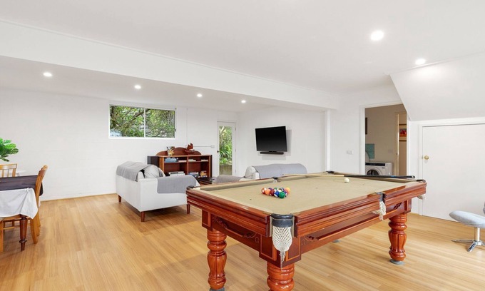Rhyll House | Sky Mirror Cottage - sleeps 9