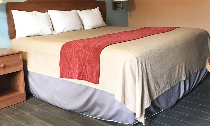 Western Division House | Sky Palace Inn & Suites By Jasper Laredo- 1 King Accessible Non Smoking