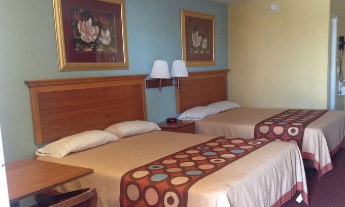 Western Division House | Sky Palace Inn & Suites By Jasper Laredo - 2 Queen Bed Smoking