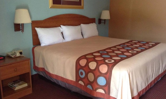 Western Division House | Sky Palace Inn & Suites By Jasper Laredo - Executive 1 King Bed Non-Smoking