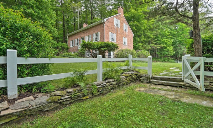 Salem House | 'Sky Parlor Farm' on 480 Acres w/Fire Pit!