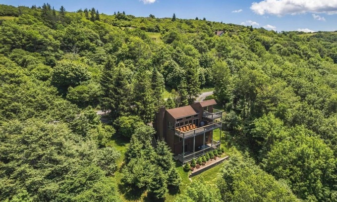 Old Timberline House | Sky Ridge - 1901 Mountainside RoadnnSky Ridge - Stunning Mountain Top Views, Hot Tub