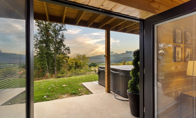 Stanley Cabin | Skyline View: New build! A+ views! Spacious!