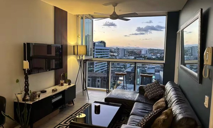 Teneriffe Apartment | Skyline views & Rooftop Pool in Trendy Newstead