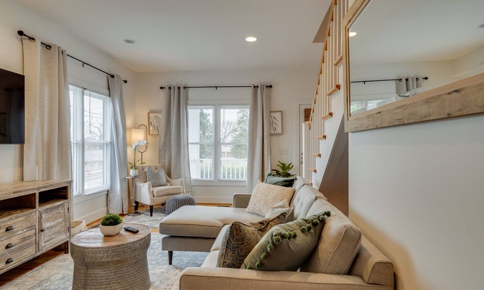 Historic Edgefield House | Skyline Views From Shelby Ave Minutes to Downtown and 5 Points!