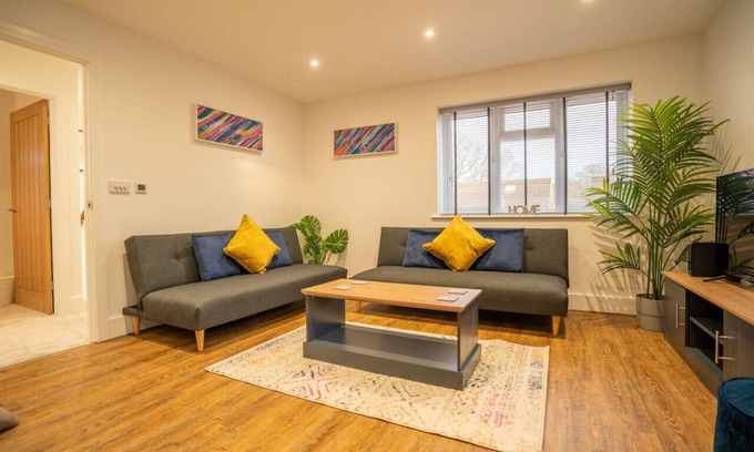 Crawley Apartment | Skyway First Floor Apartment is a 2 bedroom apartment with parking in Three Bridges