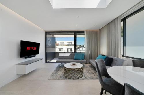 Coogee Apartment | Sleek 1BR Apartment with Skylight near Coogee Beach