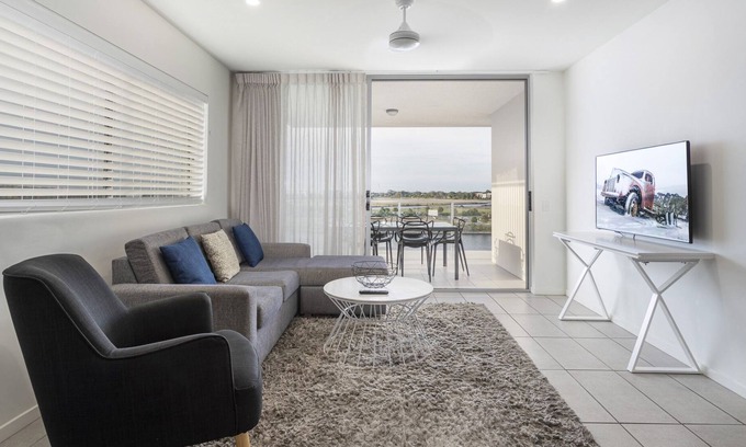 Birtinya Apartment | Sleek 2-Bed Unit With Expansive Water Views