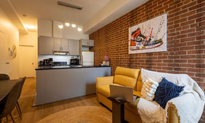 Downtown Montreal Apartment | Sleek 2BR in Heart of Downtown Montreal