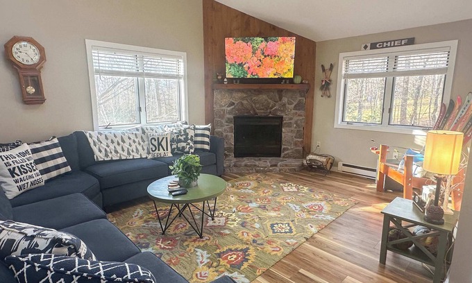 Ludlow Condo | Sleek 2BR Kettlebrook Condo with Fireplace, Ski-in/Ski-out