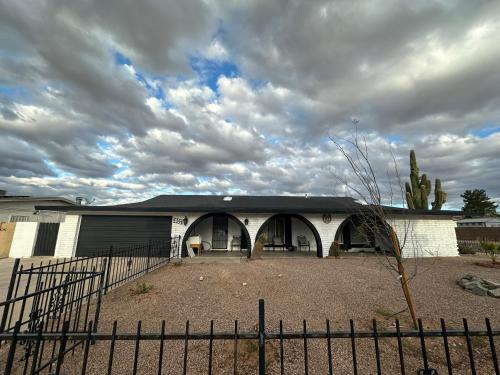 Casa Grande House | Sleek & Spacious Central Oasis