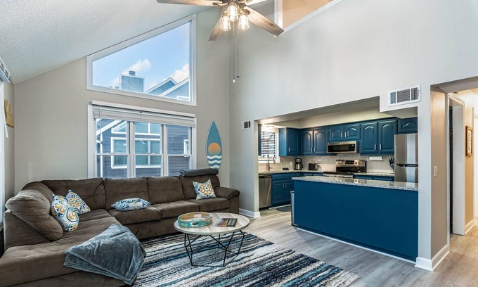 Eureka Springs Condo | Sleep 8 in this guest fave! All new, fresh & fun!walk to lake and marina.