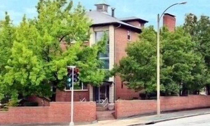 Lindenwood Park Condo | Sleep up to 14 in Massive Centrally Located 3,400 sqft condo