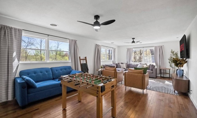 Summerlee House | Sleep16-Close2NRG-HotTub-GameRm-FirePit-FencedYard