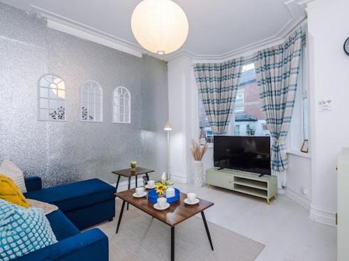 Manchester Apartment | Sleep7, Pool Table, TTennis, Free Parking, 3BR