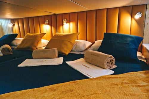 Campanha Boat Rental | SLEEPBOAT Golden Life