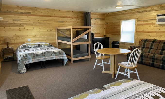 Moscow Cabin | Sleeping Cabin #12 perfect to sleep up to 12 guests No Water in Cabin