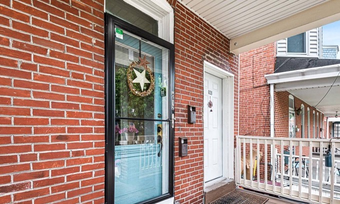 Wilmington House | Sleeps 10, 5 BR 2BA, 5 beds 1King + 4Queen, perfect for long stays